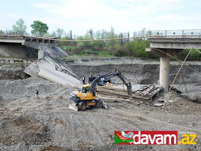 Azərbaycanda körpü uçub, yük avtomobili asılı vəziyyətdə qalıb