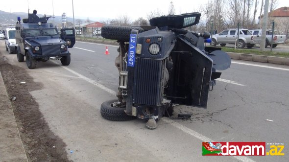 BİNGÖL'DE POLİS ARACI DEVRİLDİ: 3 YARALI