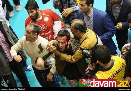 Tehran polisinin Urmiyalı voleybol tərəfdarlarını döyməsinə kəskin reaksiyalar verilir (foto)