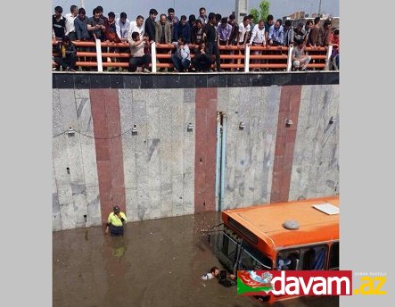 Ərdəbildə yağışlı hava şəraiti: Sərnişinlərlə dolu otobus su içində qalıb