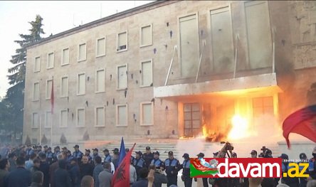 Albaniyada hökumət əleyhinə aksiyada 15 nəfər xəsarət alıb, onlarla insan saxlanılıb