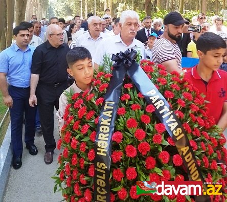 MDHP Ə.Elçibəyin doğum gününü onun məzarı üstündə qeyd etdi və əklil qoydu (foto)