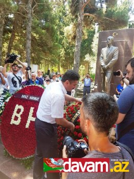 MDHP Ə.Elçibəyin doğum gününü onun məzarı üstündə qeyd etdi və əklil qoydu (foto)