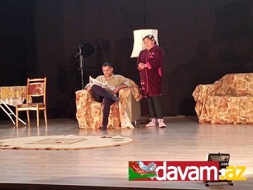 Komrattakı munuţipal teatrunun aktörları “Yalan detektoru” spektakliyi gösterdilär