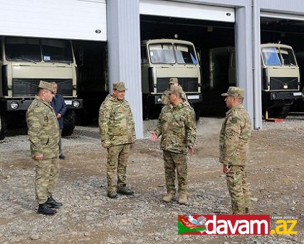 Müdafiə naziri cəbhəboyu zonada artilleriyaçıların döyüş hazırlığını yoxlayıb