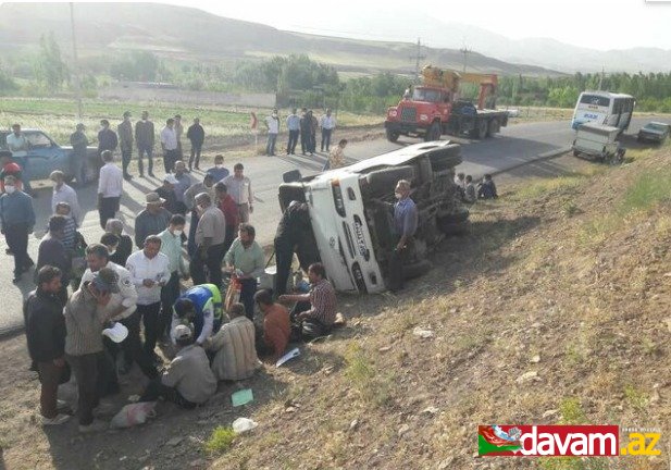 Şərqi Azərbaycanda sərnişin mikroavtobusu qəzaya uğrayıb. 19 nəfər yaralanıb